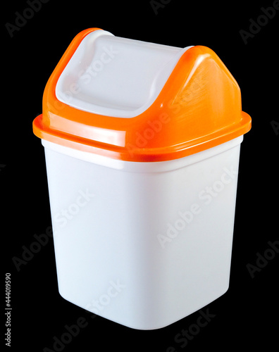 plastic trash can with pendular lid
