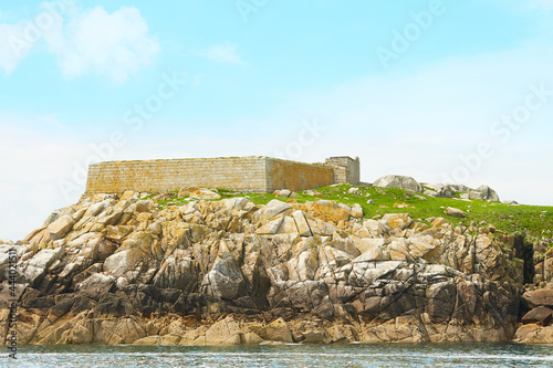 Cuadro en lienzo Blue sky and sunny day with Fort, Martello tower, Saint Begnet's Church on Dalkey Island, County Dublin, Ireland