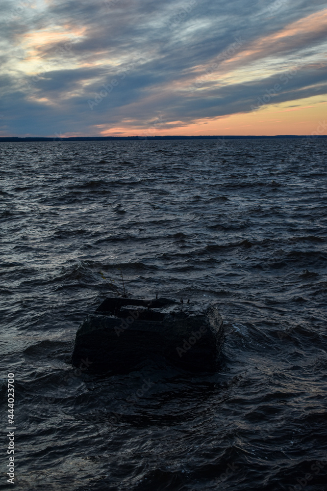 Obraz premium beautiful sunset and waves on the Volga River