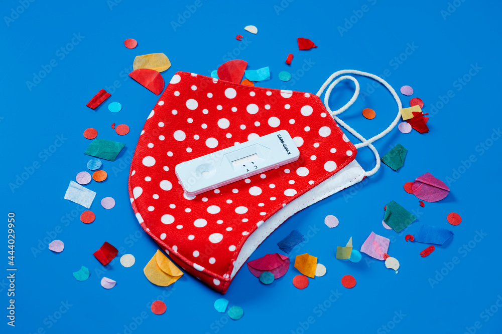 Obraz premium face mask, confetti and covid-19 rapid test