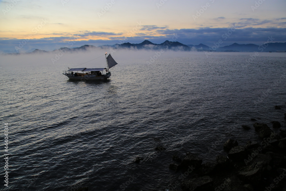 Obraz premium 瀬戸内海国立公園筆影山の海霧 広島県三原市須波沖