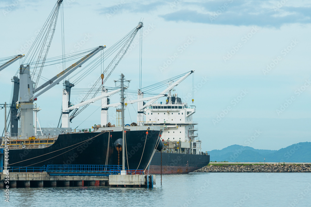 Barco carguero en funcionamiento en un muelle en Caldera Costa Rica