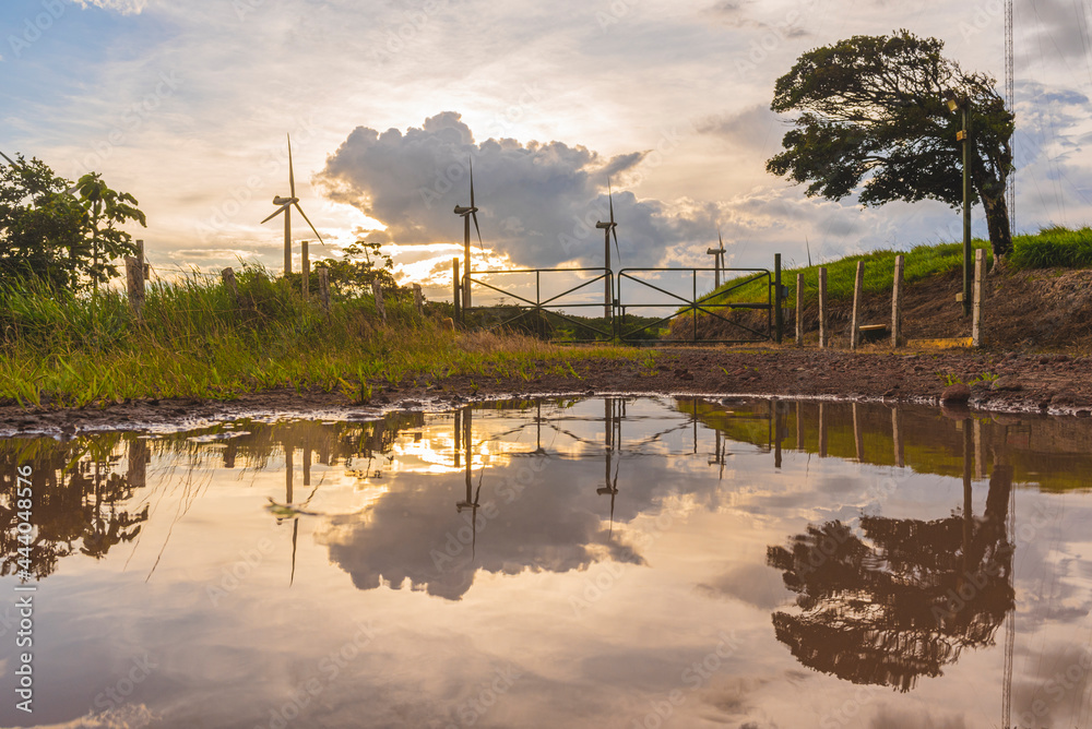 Hermoso paisaje de torres eólicas en un atardecer en Tilarán Costa Rica