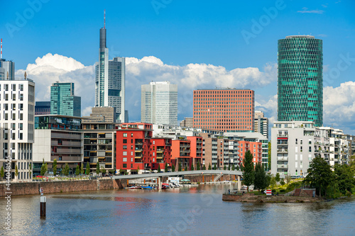 Die Innenstadt von Frankfurt am Main mit Westhafen