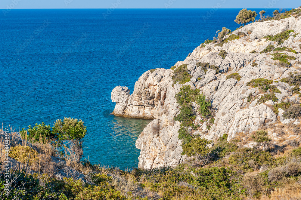 Steilküste auf der griechischen Insel Rhodos