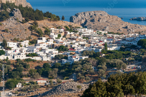 Das St  dtchen Lindos auf der griechischen Mittelmeerinsel Rhodos