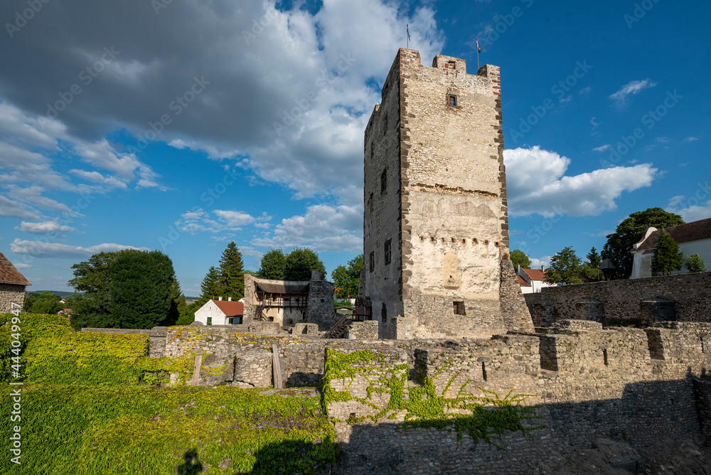 Die Burg Kinizsi in der Nähe des Plattensees in Ungarn