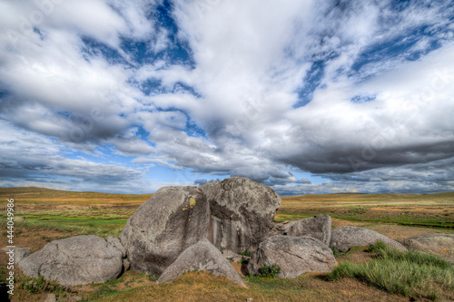 Ein Felsbrocken in der Steppe der Mongolei
