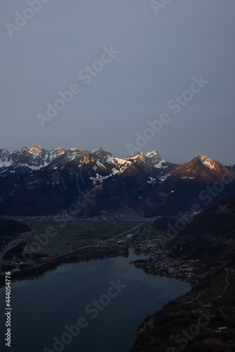 Wundervoller Sonnenaufgang im Kanton Glarus. Toller Ausblick auf den Walensee.