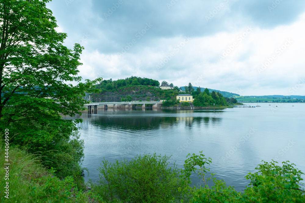Obraz premium The Burgkhammer Dam, an integral part of the Saale Cascade, is known for its picturesque location and historical significance. Built between 1930 and 1932
