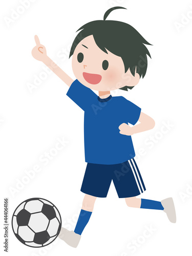 サッカーをする少年