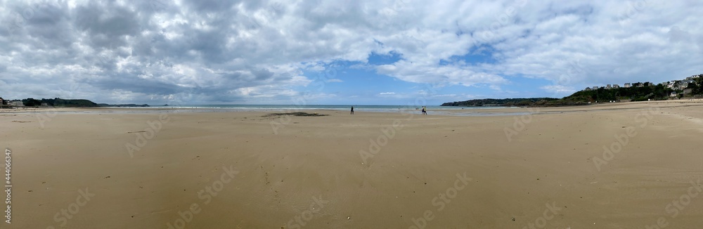 plage d'erquy en bretagne , plage et côte bretonne