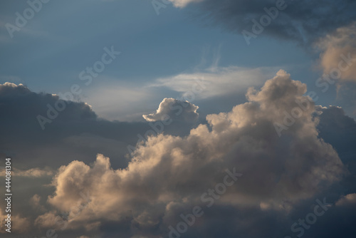Textura de unas nubes blancas y grises con el fondo de cielo azul. 
