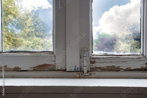 Tela Old wooden window frames with rotting wood and cracked peeling paint, house need