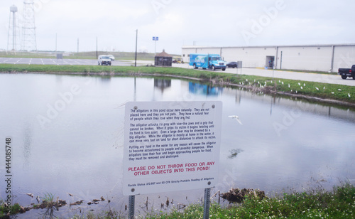 Cuadro en lienzo Warning sign at the Alligators lake inside Kennedy Space Center Visitor Complex