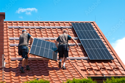 Fotografia Installing solar panels on house roof