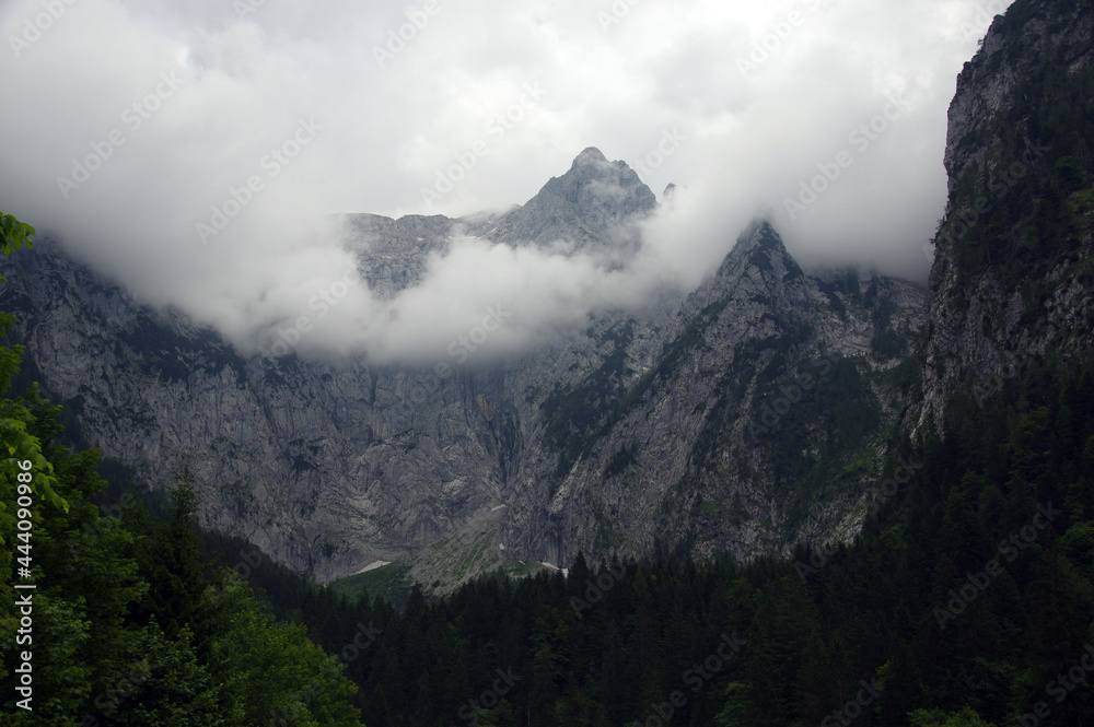 Blick auf die wolkenverhangene Westwand des Göll 