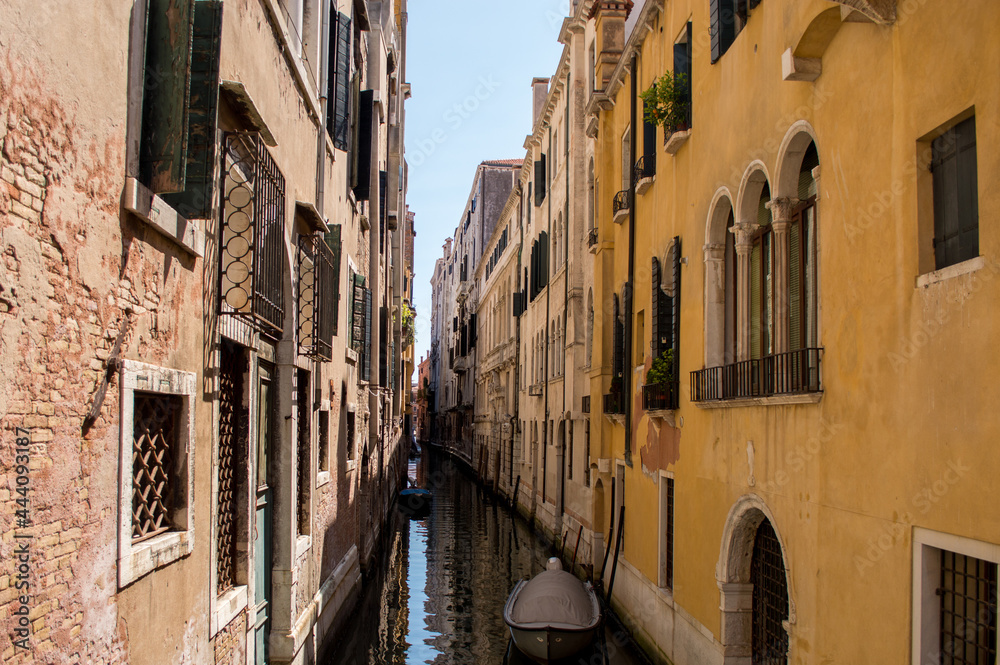 Wunderschöner Kanal mit Booten in Venedig