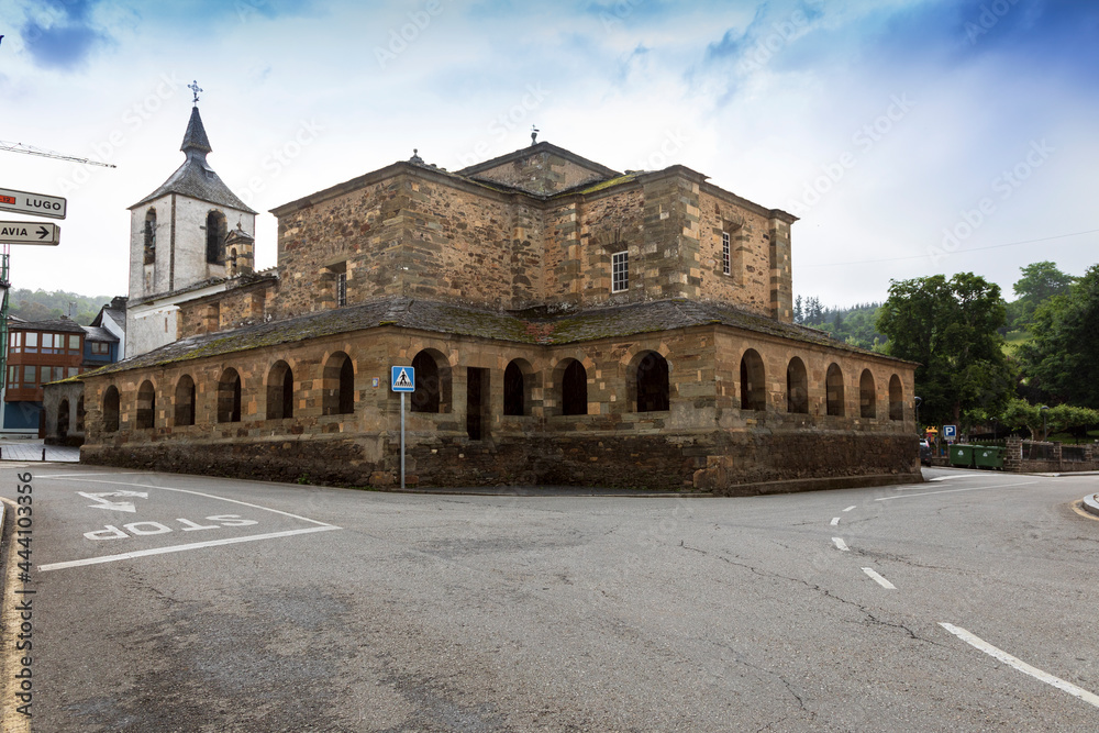 Vista de la calle principal de Grandas de Salime y su colegiata. Asturias. España