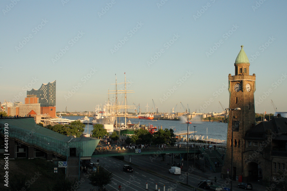 Hamburg Hafen Landungsbrücken - Hamburg Harbour Landungsbrücken