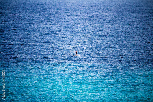Homme en train de faire du paddle au milieu de la mer Méditerranée 