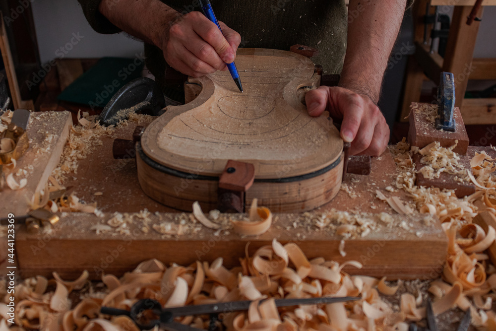 Luthier take measures to get better the violin body Luthier take measures to get better the violin body