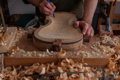 Luthier take measures to get better the violin body