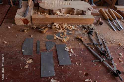 Little tools that luthier use to make details in violin body