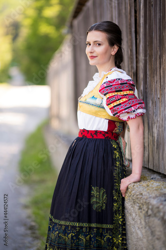 Belle jeune femme slovaque en costume traditionnel. folklore slovaque