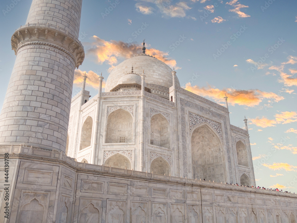 Fototapeta premium Taj Mahal side shot at sunset