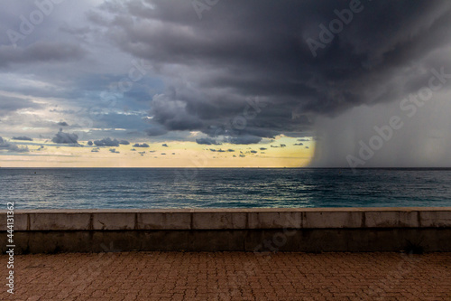 Nuage de pluie au dessus de la mer Méditerranée 