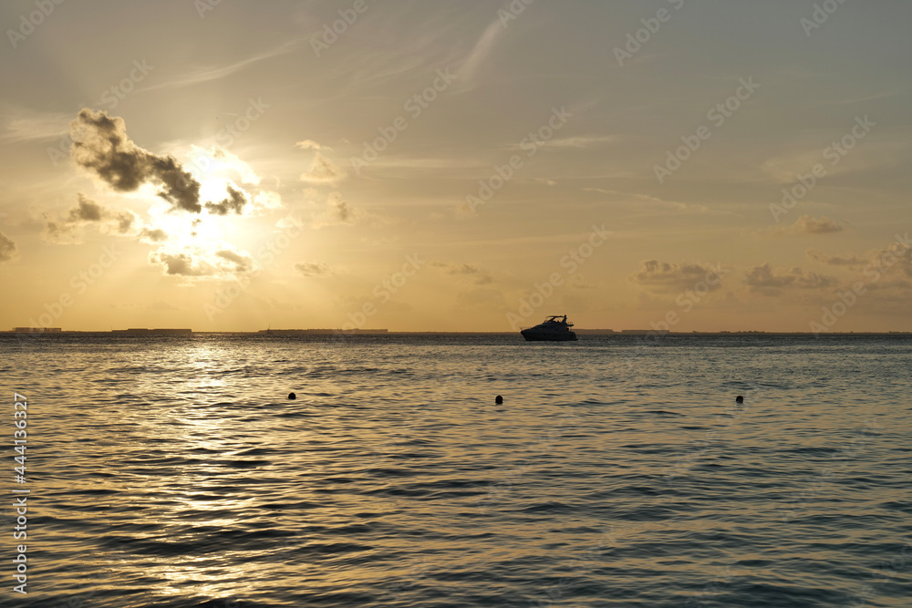 Obraz premium sunset over the sea