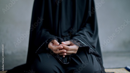 Young Muslim woman praying at home © pixs4u
