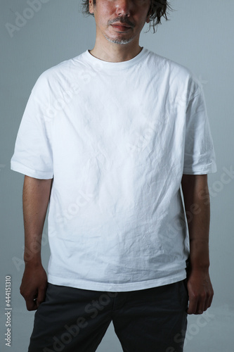 Man Wearing Plain White T-Shirt in Studio / 白い無地Tシャツを着た男性（スタジオ撮影）