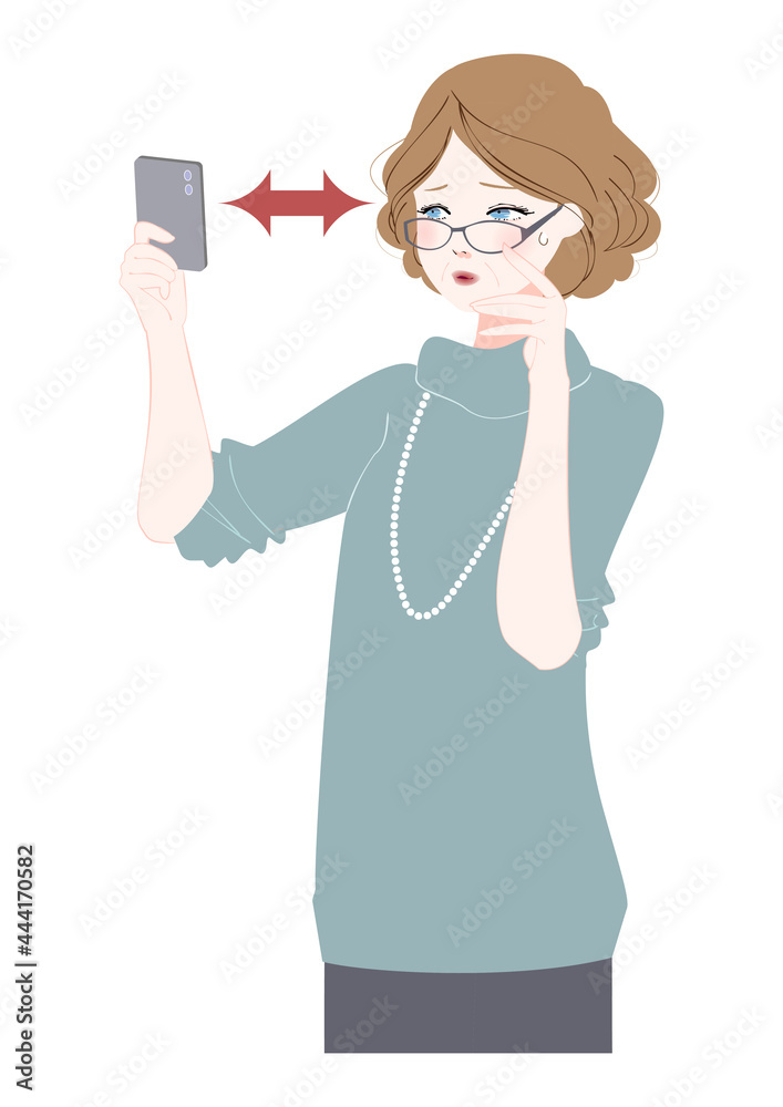 スマホを見る老眼の女性 スマホを見る老眼の女性