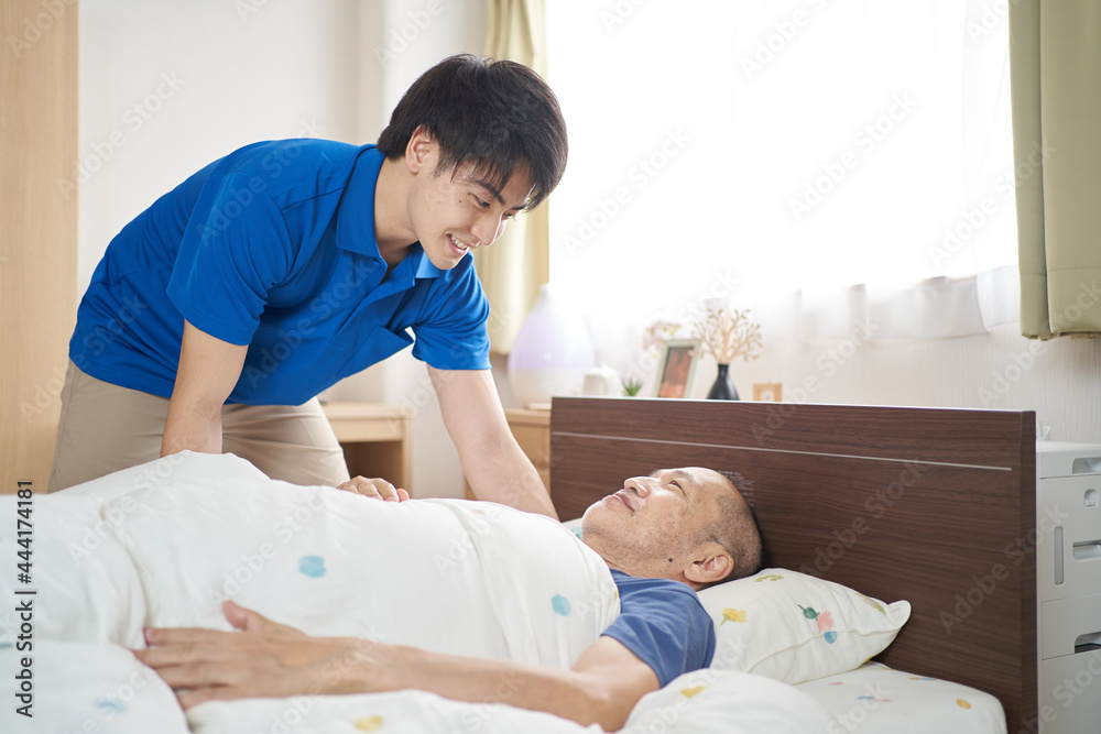 Obraz premium 介護施設で働く男性介護士