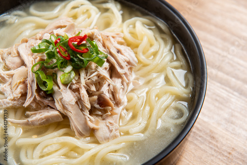 닭고기 고명이 올라가고 맛있고 진한 국물이 일품인 칼국수