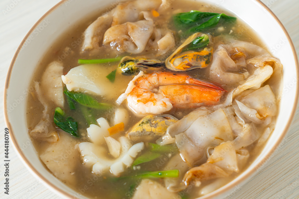 Wide Rice Noodles with Seafood in Gravy Sauce Wide Rice Noodles with Seafood in Gravy Sauce
