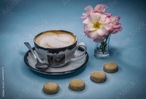 Taza de café capuccino con galletas