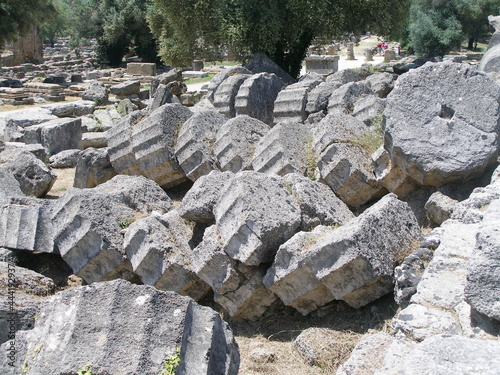 Φωτογραφία the remains of the stone columns at the ancient temple of zeus destroyed in an e