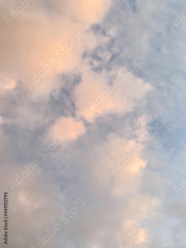 Cielo con nubes al atardecer