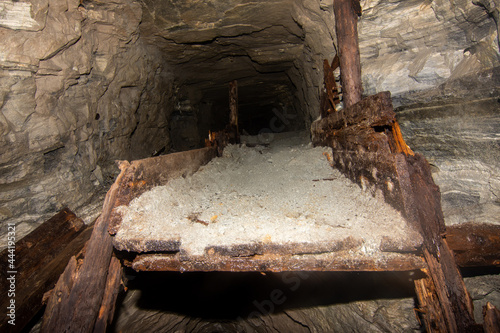 Foto Old wooden dump in an abandoned coal mine tunnel