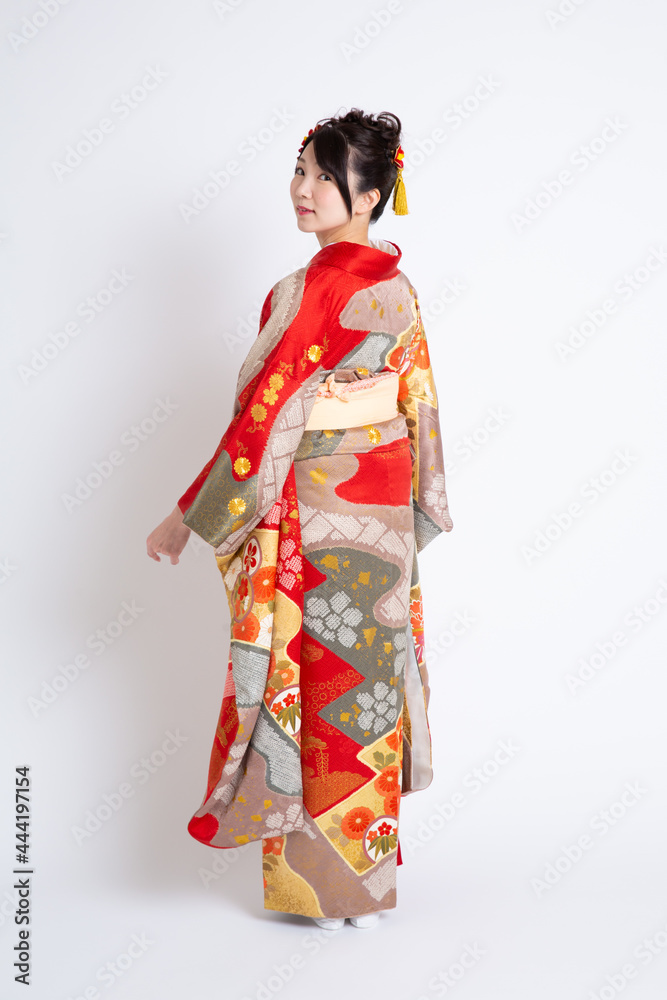 振袖（帯なし）を着る若い日本人女性