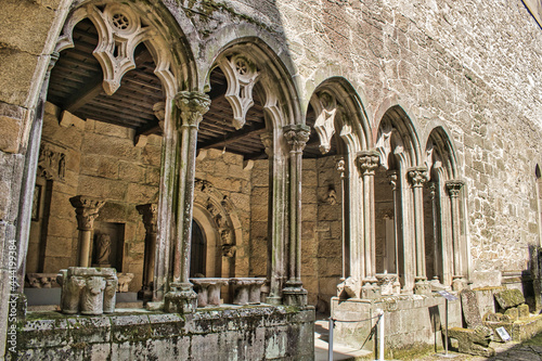 Columnata y arcos góticos en las ruinas del convento de San Domingos en Pontevedra, España