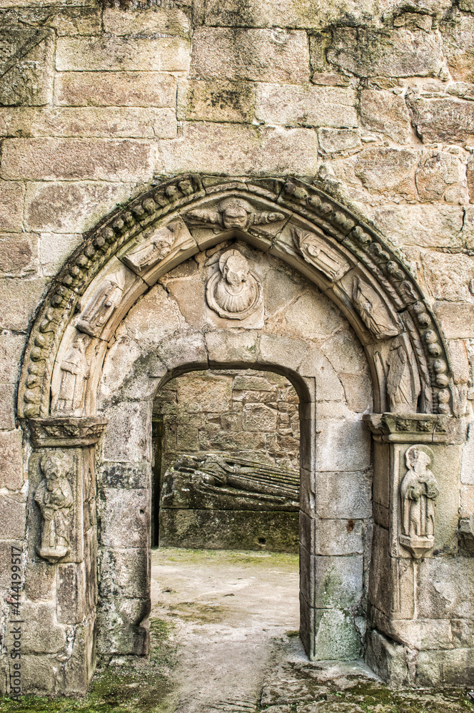 Erosionada puerta con arco de estilo románico en las ruinas del antiguo convento de San Domingos en Pontevedra, España