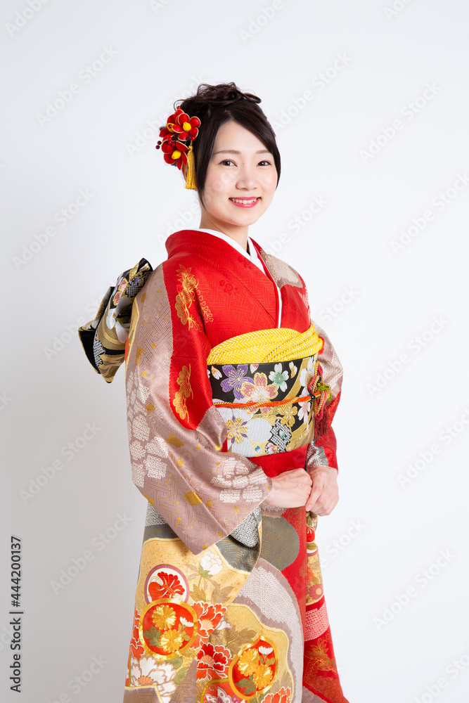 振袖（着物）を着る若い日本人女性