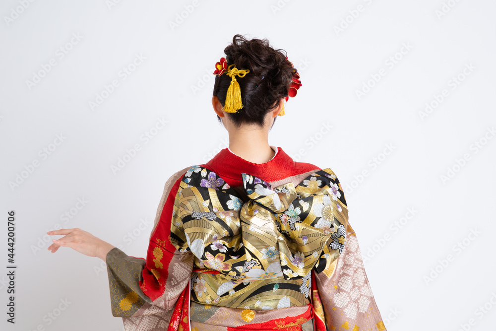 振袖（着物）を着る若い日本人女性モデル