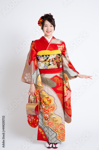 振袖（着物）を着る若い日本人女性モデル