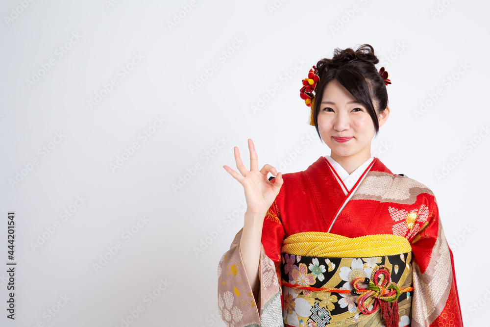 振袖(着物)を着る若い日本人女性モデル 振袖(着物)を着る若い日本人女性モデル