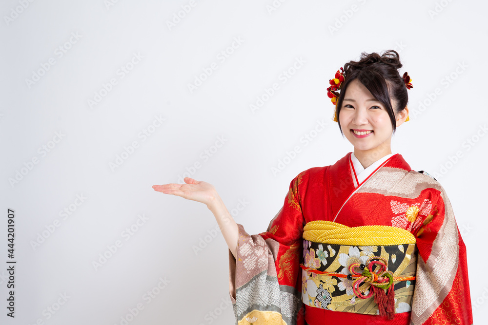 振袖(着物)を着る若い日本人女性モデル 振袖(着物)を着る若い日本人女性モデル